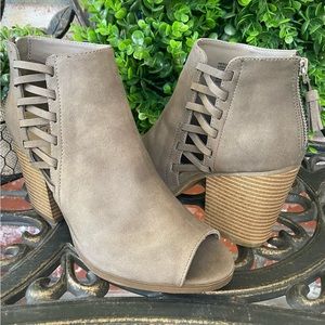 JustFab Inessa Open Toe Bootie; Taupe Suede; Lace Up Sides & Back Zip; Sz 9; New